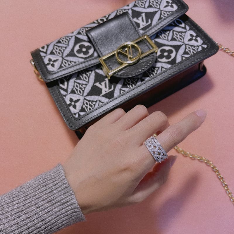 18K T Victoria Ring