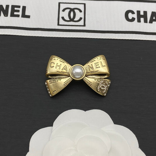 18K CC Bow Tie Pearl Gold Brooch
