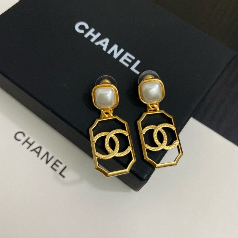 18K CC Black & White Pearl Gold Earrings