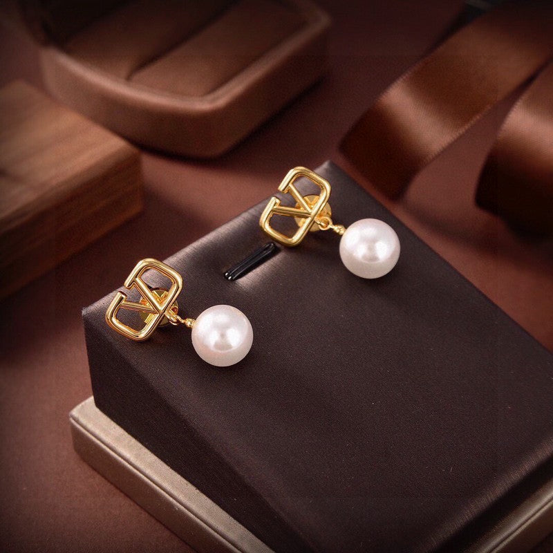 18K Vlogo Pearl Earrings