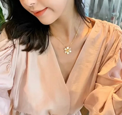 18K Rose de No?l Necklace