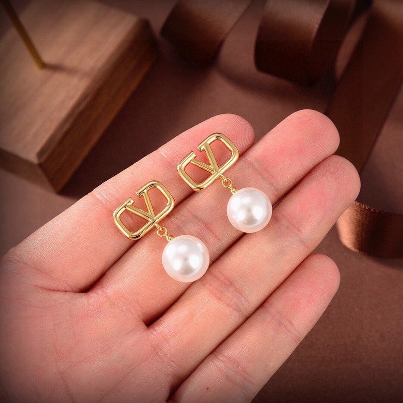 18K Vlogo Pearl Earrings